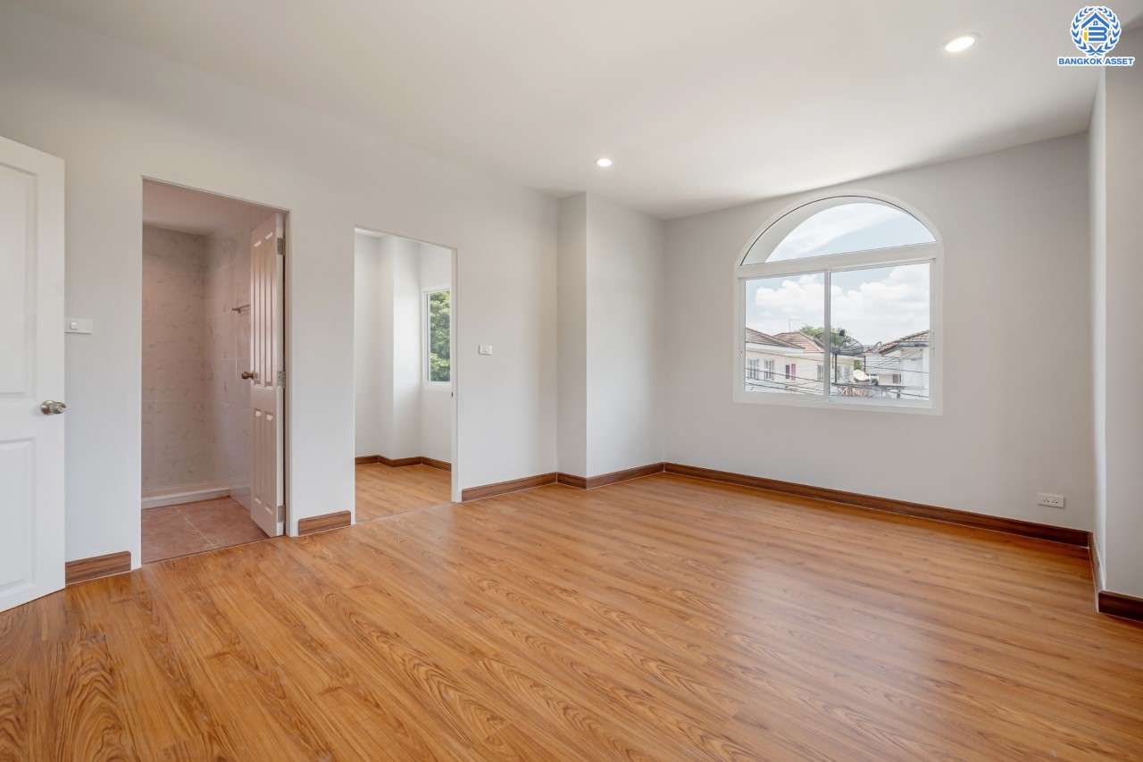 บ้านมือสองตกแต่งใหม่ ม.ชัยพฤกษ์ บางบัวทอง บ้านเดี่ยวจากแบรนด์ LH เนื้อที่ 61.7 ตร.ว. ฟังก์ชัน 3 ห้องนอน 3 ห้องน้ำ จอดรถได้ 1 คัน พร้อม Facilities ครบครัน บนทำเลเดินทางสะดวก ติดถนนบางกรวย-ไทรน้อย ใกล้เซ็นทรัลเวสต์เกต และรถไฟฟ้าสายสีม่วง "สถานีบางพลู"